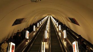 V Kyjevě je nejhlubší stanice metra na světě – 105 metrů pod zemí. Na pražském Náměstí Míru je to 53 metrů