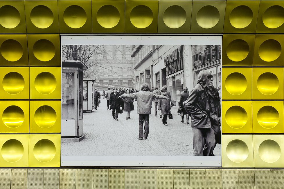 Pozoruhodná výstava Umění za čarou, kterou zorganizoval dopravní podnik ve spolupráci s Galerií hl. m. Prahy je k vidění ve čtyřech stanicích pražského metra - na Můstku, Náměstí Republiky, Karlovu náměstí a na Florenci.