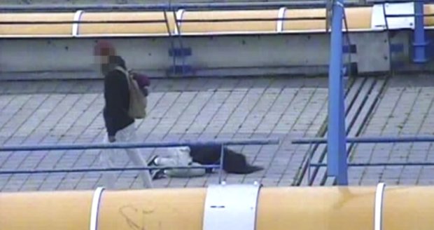 Mladík agresivně napadal ženu na tubusu metra: Dívka skončila v nemocnici