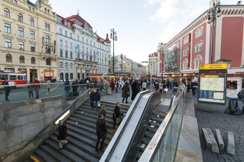 Z Masarykova nádraží se cestující na náměstí Republiky pěkně projdou. Ale až 2. ledna.