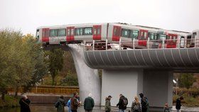 Metro na konečné prorazilo všechny bariéry. Teď visí ve vzduchu na unikátní soše