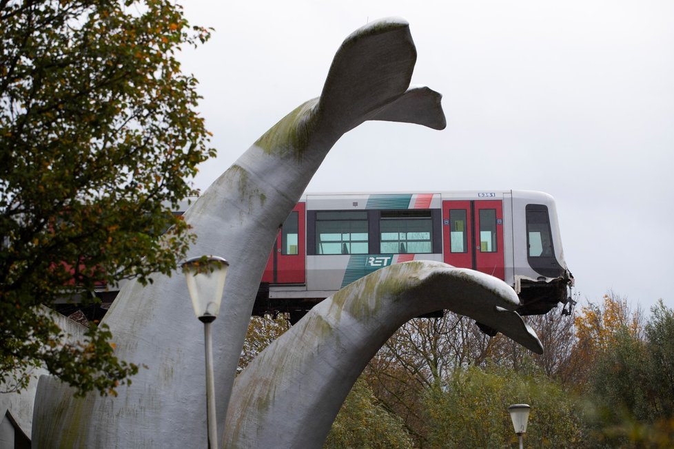 Souprava metra v Rotterdamu skončila na soše velrybí ploutve (2. 11. 2020)