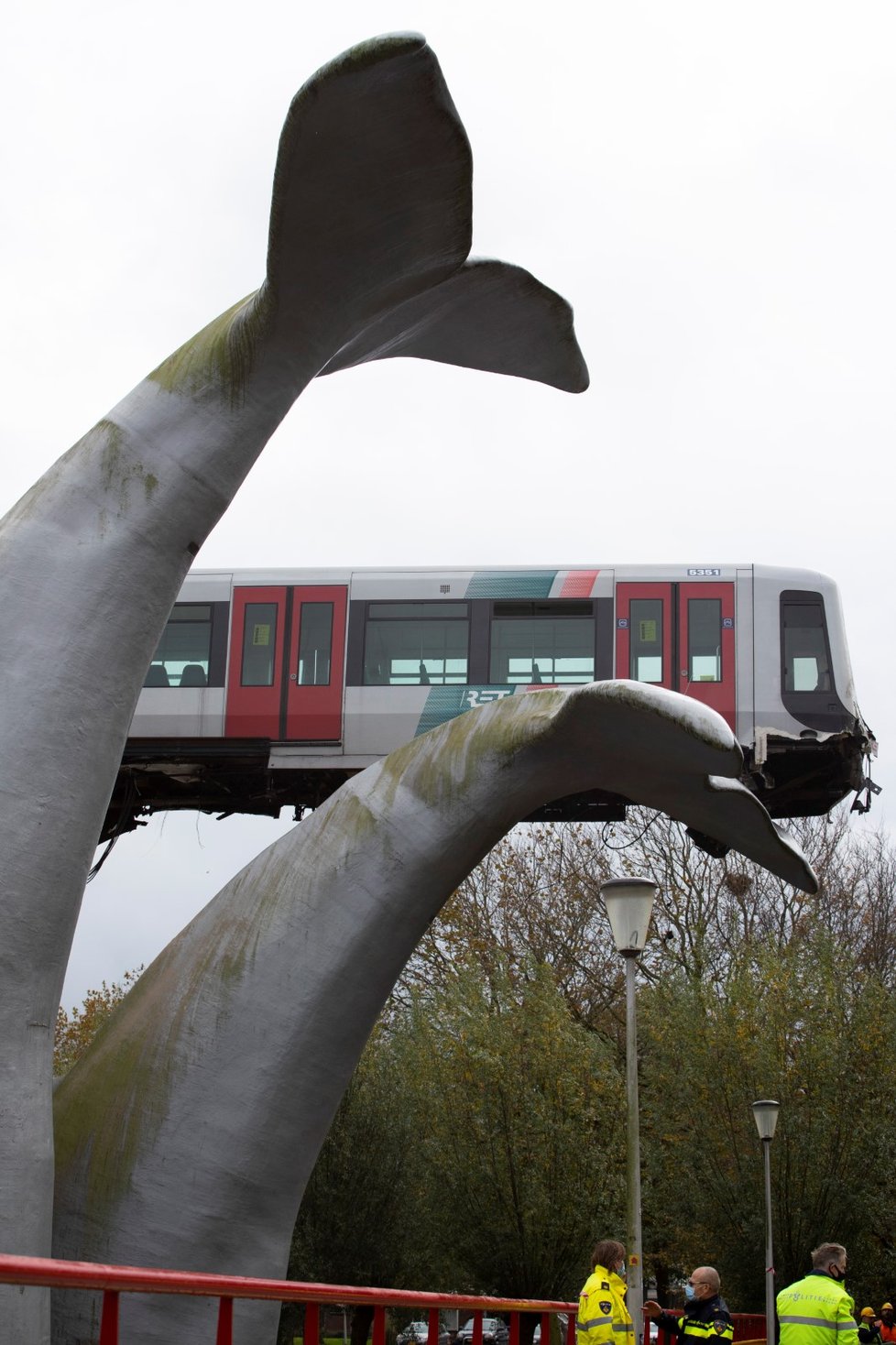 Souprava metra v Rotterdamu skončila na soše velrybí ploutve (2. 11. 2020)