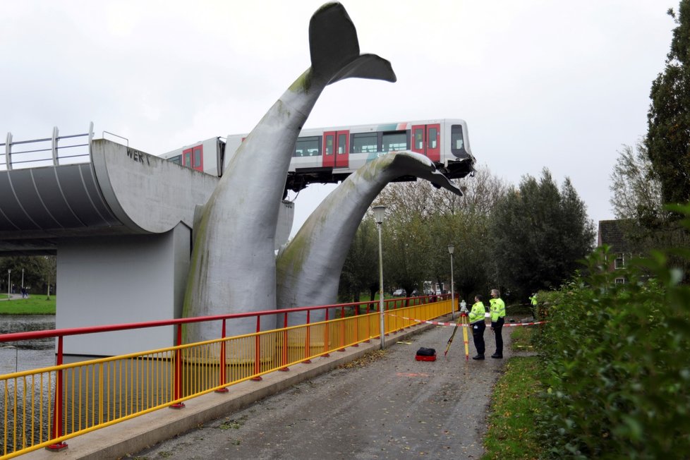 Souprava metra v Rotterdamu skončila na soše velrybí ploutve (2. 11. 2020)