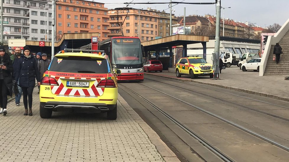 Člověk ve stanici Vltavská skočil pod metro, 17. 12. 2018