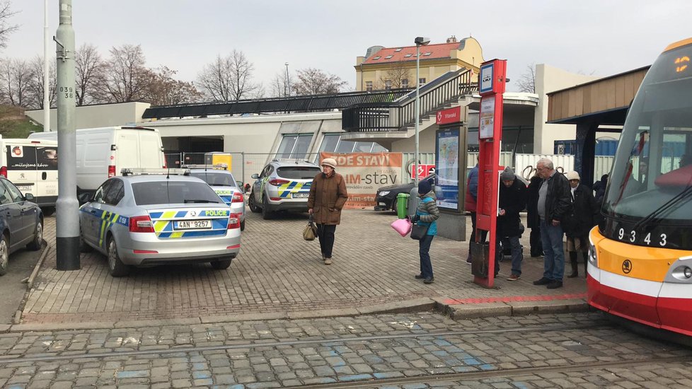 Člověk ve stanici Vltavská skočil pod metro, 17. 12. 2018