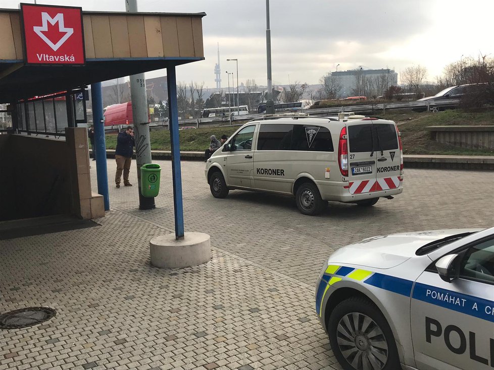 Člověk skočil pod metro na Vltavské, 17. 12. 2018