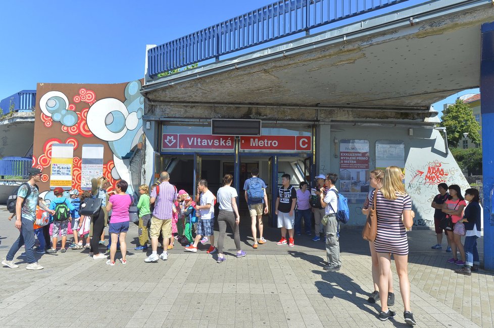 Stanice metra Vltavská má nově dva vstupy.