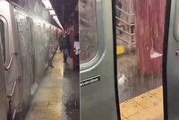 Newyorské metro zasáhla potopa. Lidé zírali z vagónů na proudy vody