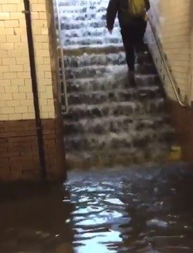 Cestující zachytili, jak to v newyorském metru vypadá, když prší.