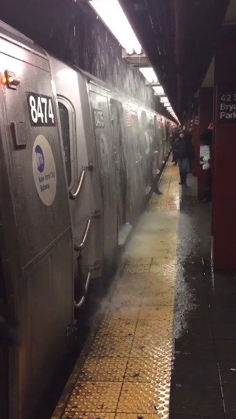 Cestující zachytili, jak to v newyorském metru vypadá, když prší.