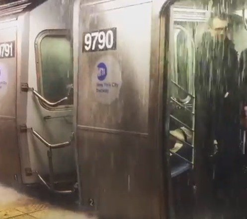 Cestující zachytili, jak to v newyorském metru vypadá, když prší.