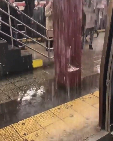 Cestující zachytili, jak to v newyorském metru vypadá, když prší.