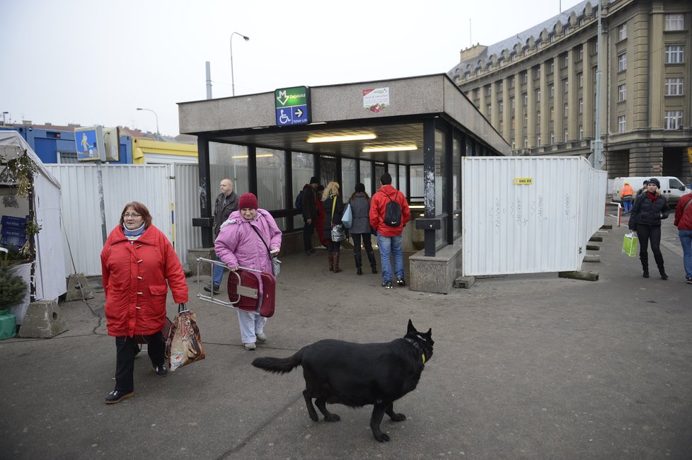 Stanice metra Dejvická byla ráno uzavřena