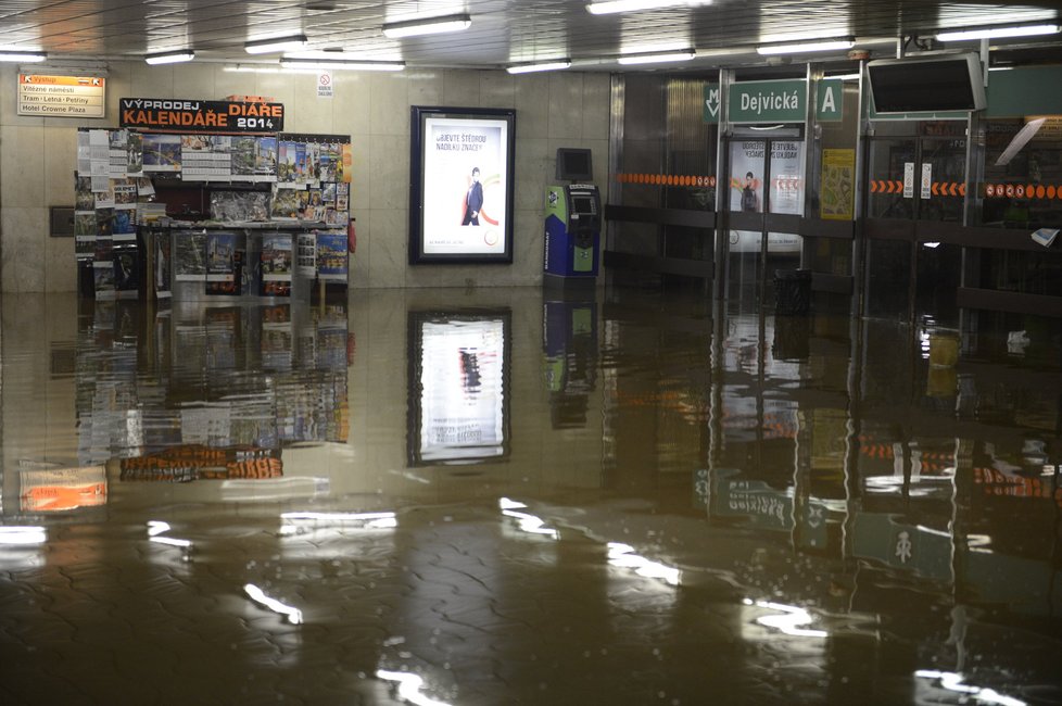 Jižní vestibul metra je zcela pod vodou