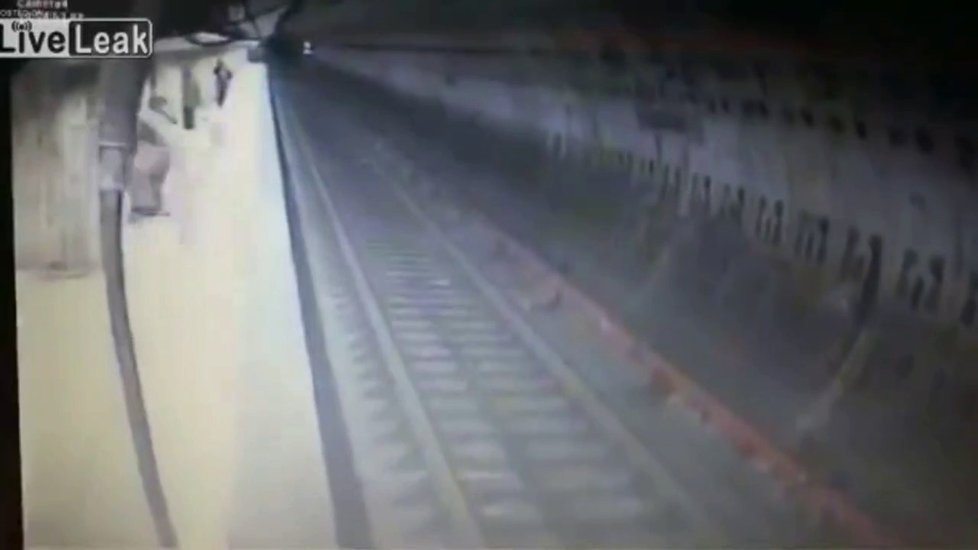 Žena skopla mladou dívku pod metro a zabila ji tím.