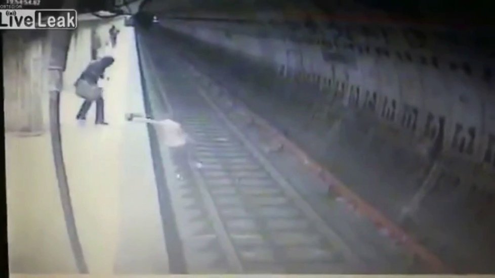 Žena skopla mladou dívku pod metro a zabila ji tím.