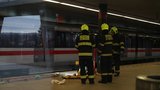 Metro na lince C stálo přes hodinu: Muž (45) se na Vyšehradě chtěl zabít skokem do kolejiště