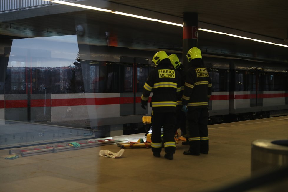 Ve stanici metra Vyšehrad skočil muž pod soupravu metra. (25. leden 2022)