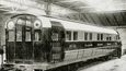 Glasgowská podzemní dráha: Ve skotském Glasgow bylo v devatenáctém století vybudováno hned několik podzemních linek. Prvním skutečným metrem byla Glasgow District Subway, která utvořila centrální okružní linku a byla otevřena 14. prosince 1896. Vlaky byly tahány kabelem, který poháněla parní elektrárna mezi stanicemi West Street a Shields Road. Hned první den se dva vlaky srazily, což vedlo k měsíční uzavírce. Linka byla elektrifikována v roce 1935, ale její původní trasa zůstává nezměněna a na její charakteristicky široké čtyřstopé trati dodnes uvidíte typické rudě zbarvené vagóny.
