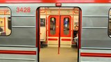 Vlak metra ve stanici Hůrka usmrtil ženu, vlaky stály tři hodiny 