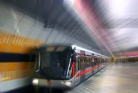 Ve stanici metra Kačerov skočil člověk do kolejiště