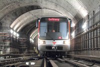 Tragédie v pražském metru: Do kolejiště spadl člověk, vlak ho přejel!