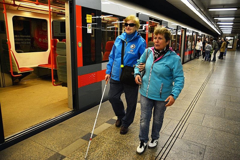 Nevidomí poznávali metro.