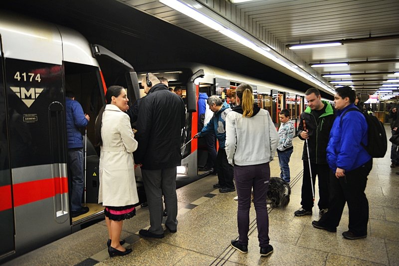 Nevidomí poznávali metro.