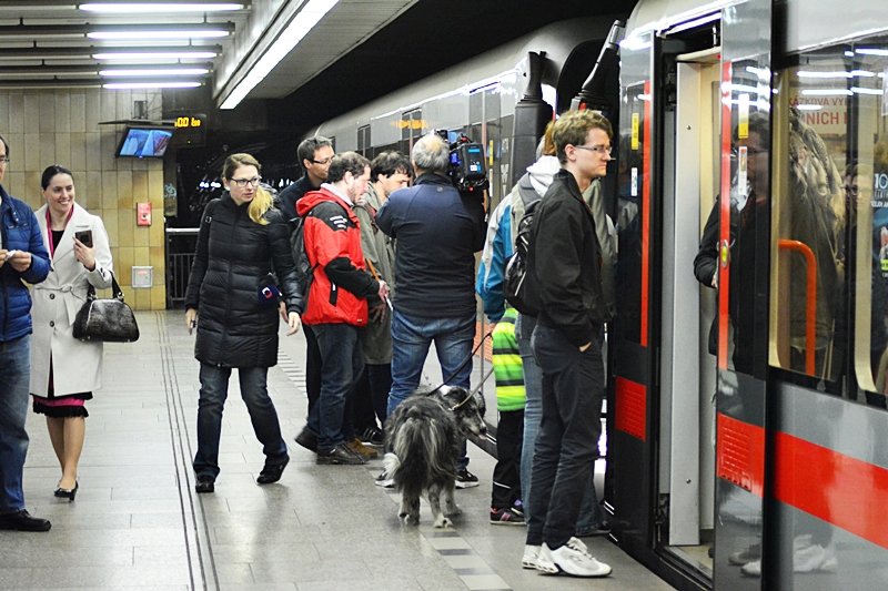 Nevidomí poznávali metro.