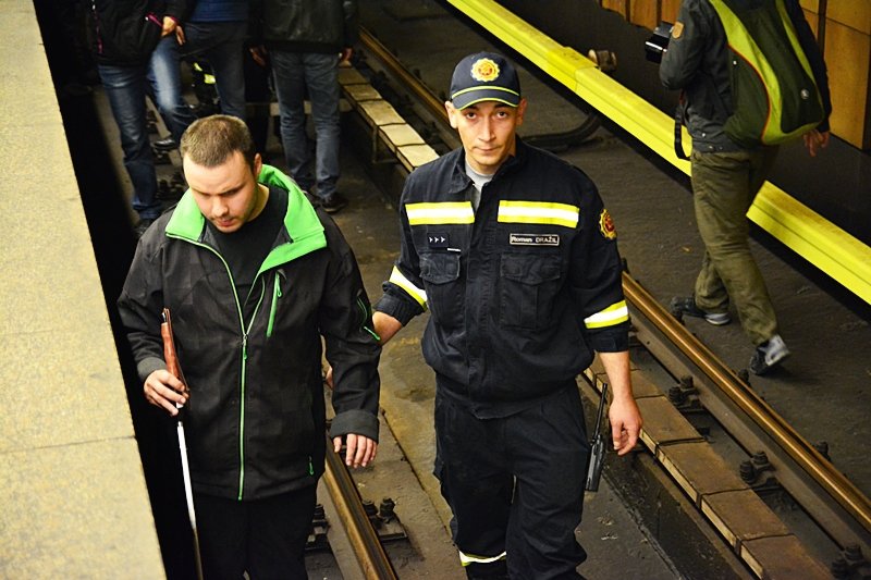 Nevidomí poznávali metro.