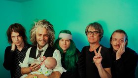 The Flaming Lips se od svého vzniku stali jednou z nejikoničtějších, nejvlivnějších, nejnepředvídatelnějších a nejzásadnějších sil americké alternativní rockové scény. Jejich koncerty jsou vždy velkolepým zážitkem plným emocí, vizuální kreativity a hudební svobody – show, kterou si prostě musíte zažít.
