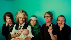 The Flaming Lips se od svého vzniku stali jednou z nejikoničtějších, nejvlivnějších, nejnepředvídatelnějších a nejzásadnějších sil americké alternativní rockové scény. Jejich koncerty jsou vždy velkolepým zážitkem plným emocí, vizuální kreativity a hudební svobody – show, kterou si prostě musíte zažít.