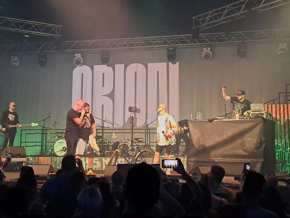 PSH pozvali na pódium prvního hosta,  kterým je zpěvák 7krát3. Společně popřáli k narozeninám rapperovi Orionovi, zakládajícímu členu PSH. Příznačně mu dali kolo značky Orion. (22. červen 2023)