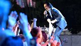 Legendární Nick Cave rozproudil fanoušky na Metronome festivalu! Nechal se jimi nosit a děkoval Praze