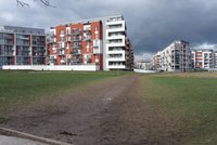Obří pražské sídliště je už pět let bez MHD, lidé chodí přes pole