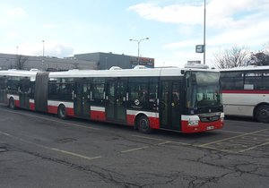 Autobusová doprava na sídliště Metropole stále chybí.