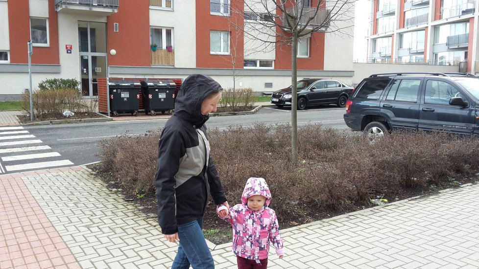 Maminky s dětmi musí denně chodit na kilometr vzdálenou zastávku Zličín.