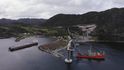 V květnu technici usadili na hotové betonové pilíře ocelovou konstrukci, čímž spojil obě strany fjordu Åstfjord.