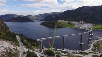 Mostaři z Metrostavu překlenuli norský fjord. Nová „Lososí cesta“ bude hotová příští rok