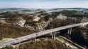Stavební firma Metrostav Infrastrastructure loni dokončila pět úseků na dálnici D1. Letos v půli ledna s investorem ŘSD podepsala nové smlouvy na výstavbu dálnice D7 u Chlumčan a D35 v úseku Třebonín-Kaplice.