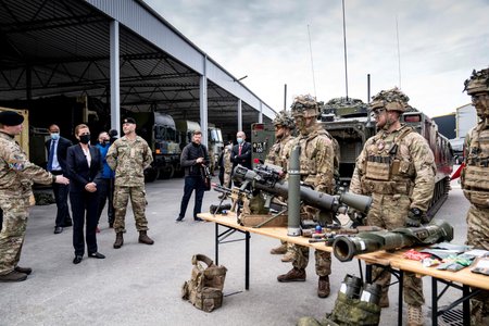 Dánská premiérka Mette Frederiksenová se byla podívat na vojenské základně v estonském městě Tapa (11. 9. 2020)