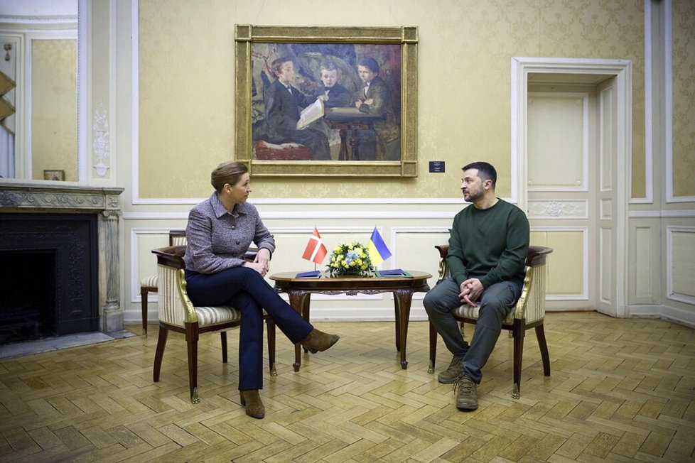 Dánská premiérka Mette Frederiksenová a ukrajinský prezident Volodymyr Zelenskyj podepsali ve Lvově bezpečnostní dohodou (23. 2. 2023)