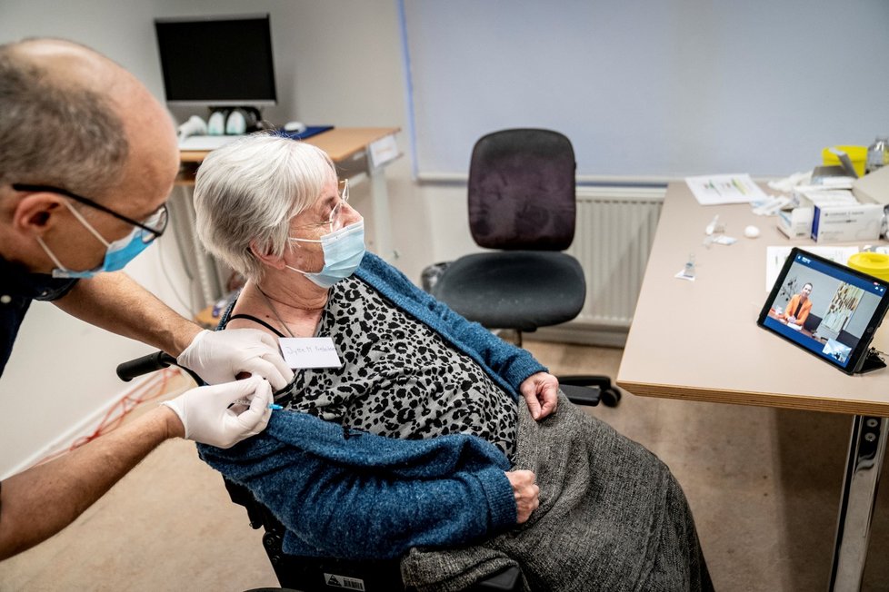 Očkování seniorů vakcínou proti covidu-19 v Dánsku (27. 12. 2020)