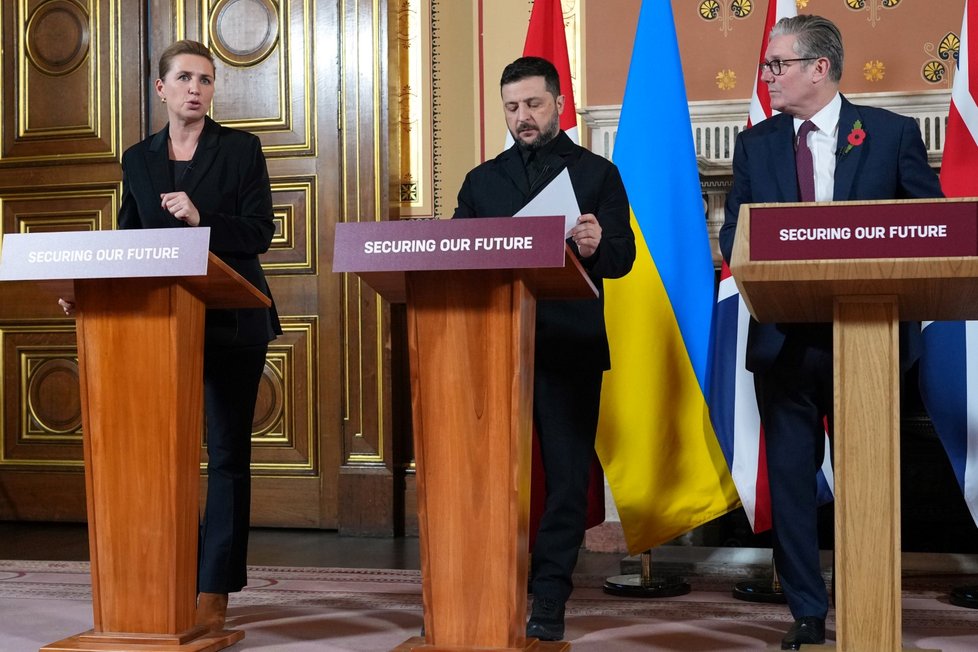 Setkání s novináři v Londýně po jednání "koalice ochotných": Mette Frederiksenová, Volodyymyr Zelenskyj, Keir Starmer (24. 10. 2025) Setkání s novináři v Londýně po jednání "koalice ochotných": Mette Frederiksenová, Volodyymyr Zelenskyj, Keir Starmer (24. 10. 2025)