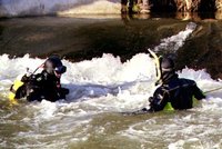 Řeka Metuje vydala tělo vodáka z povodní, v Ohři našli pohřešovaného od prosince