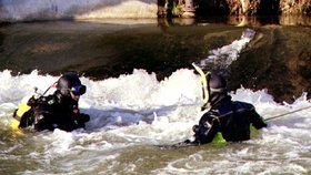 Pátrání potápěčů na řece Metuji