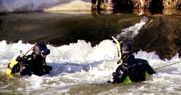 Pátrání potápěčů na řece Metuji