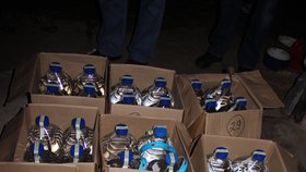 Policisté zajistili 42 plastových kanystrů o objemu šesti litrů s obsahem vodky jemné a 660 skleněných lahví o obsahu 0,42 litru vodky