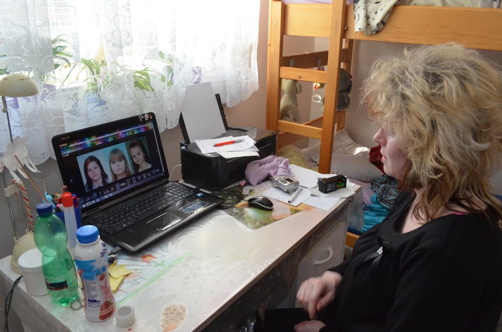 Jana Švejdová teď často sedává u počítače, v němž má fotografie všech svých tří dcer. O nejstarší kvůli metylovým zabijákům přišla.